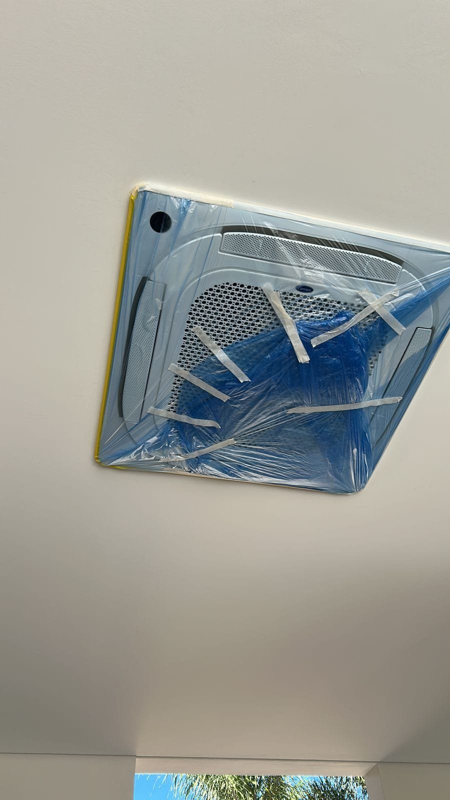 Higienização de ar-condicionado cassete no teto