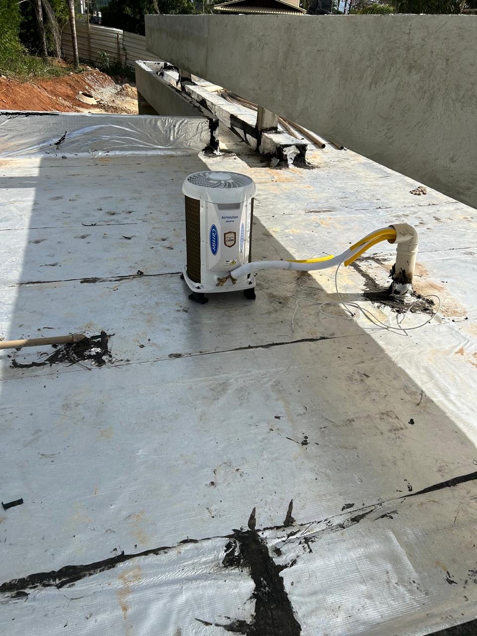 Unidade condensadora Carrier instalada em laje durante serviço de manutenção corretiva