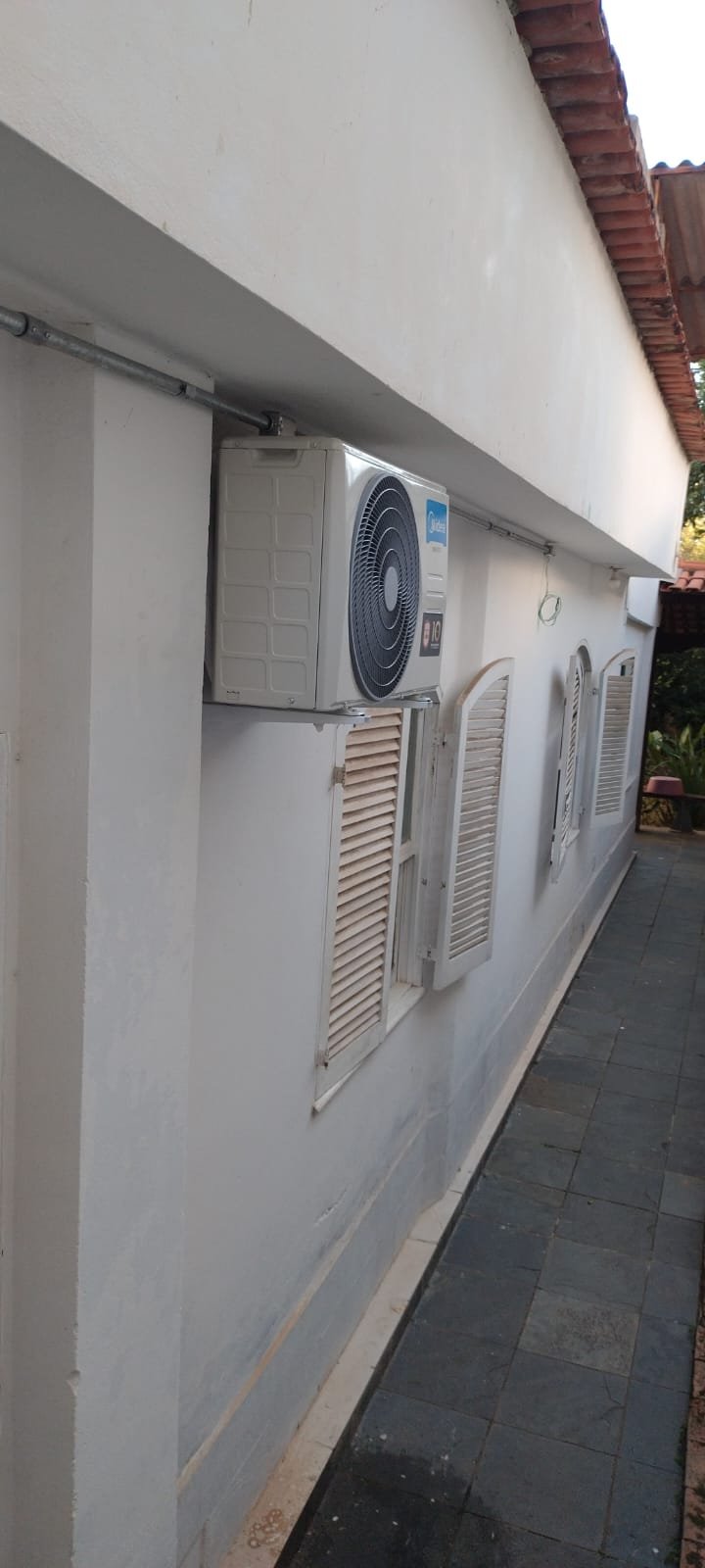 Condensadora de ar-condicionado fixada em parede externa após manutenção preventiva